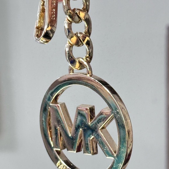 Michael Kors Large Logo Gold Tone Metal Key Fob Keychain Purse Charm Dangle 4363 - Picture 1 of 7
